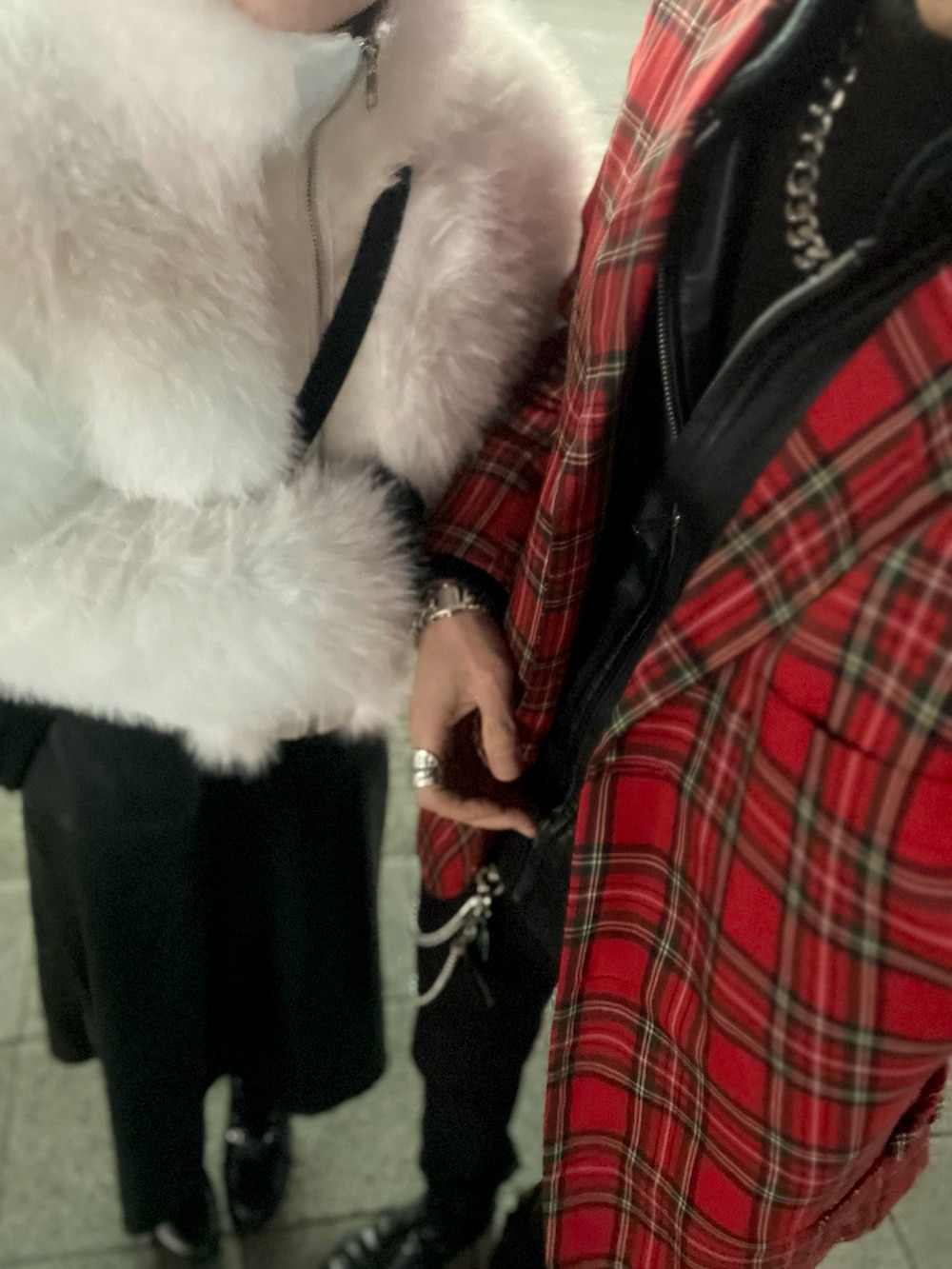 レッド系のテーラードジャケット、ブラック系のライダースジャケット、ブラック系のデニムパンツを着用したメンズの冬コーディネートの2枚目の写真