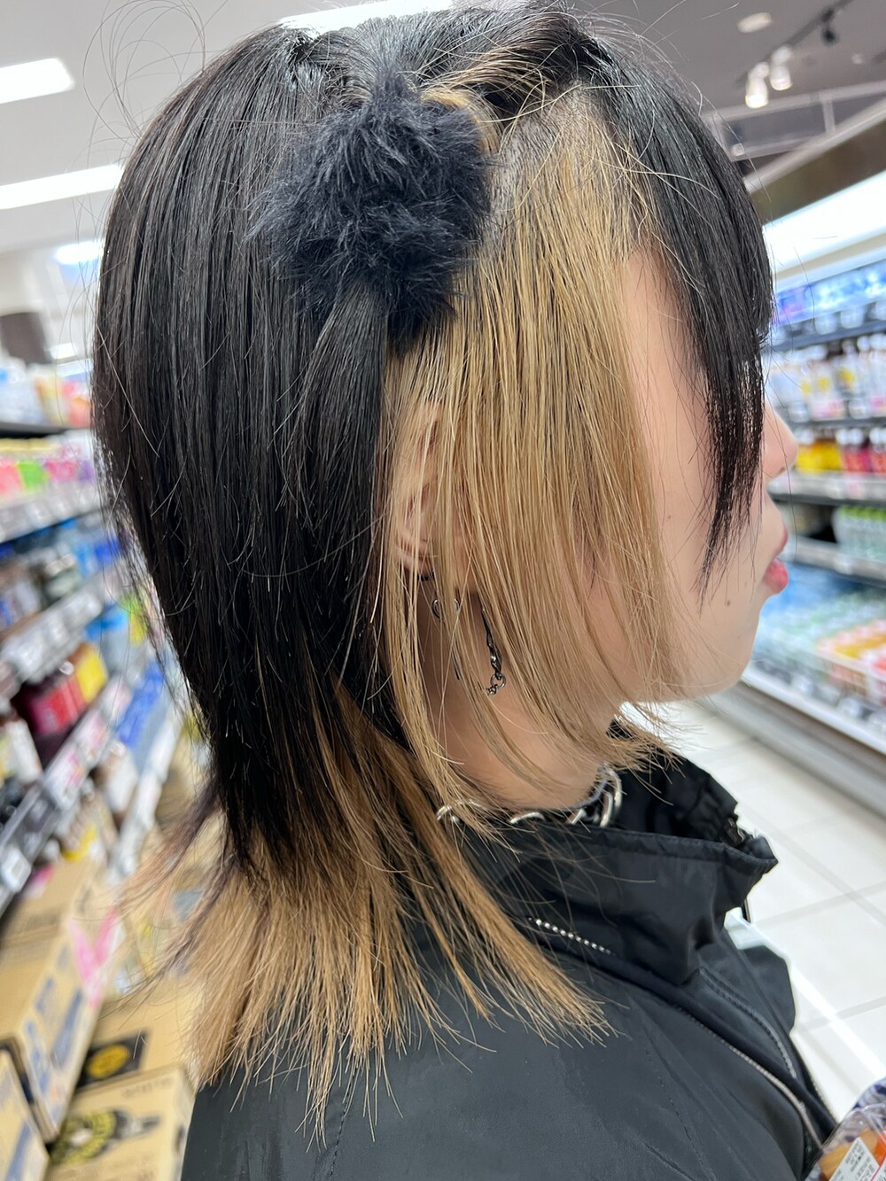 ブラック系のナイロンジャケット、ブラック系のスニーカー、ブラウン系のブーツを着用したメンズの冬コーディネートの2枚目の写真