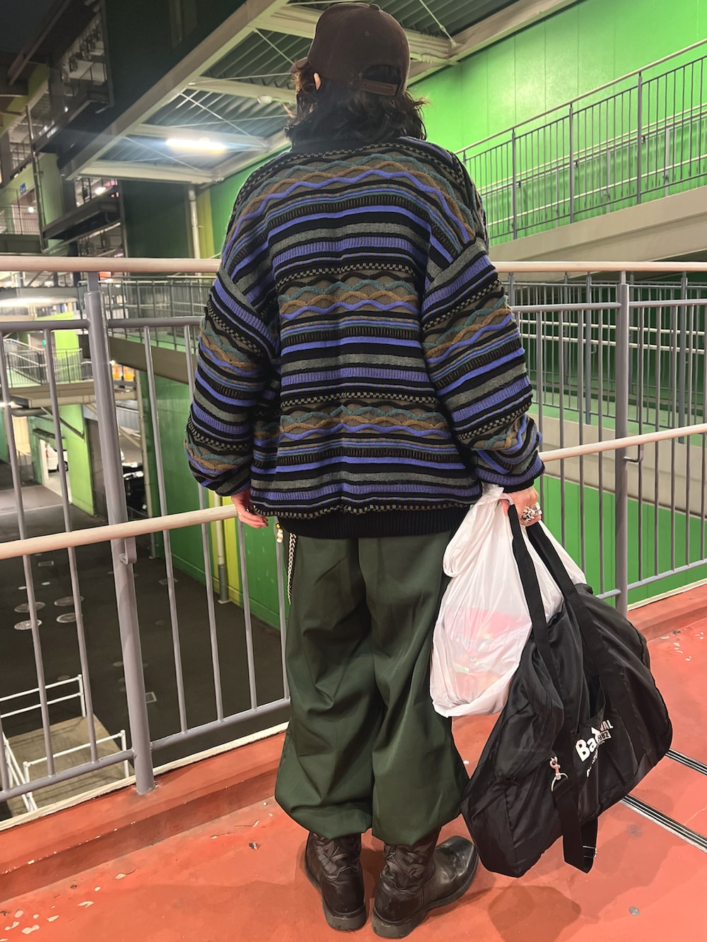 ブラック系のスニーカー、ブラック系のナイロンジャケット、ブラック系のトップスを着用したメンズの冬コーディネートの2枚目の写真