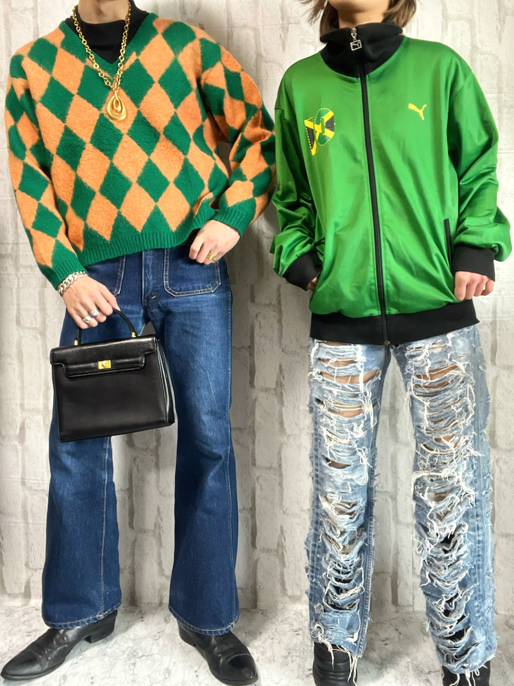 グリーン系のニット/セーター、ブルー系のデニムパンツ、ブラック系のブーツを着用したメンズの春コーディネートの3枚目の写真