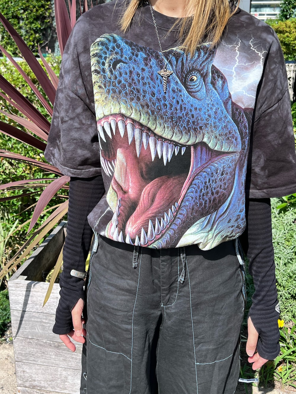 ブラック系のTシャツ/カットソー、ブラック系のパンツ、ブラック系のサンダルを着用したメンズの夏コーディネートの2枚目の写真