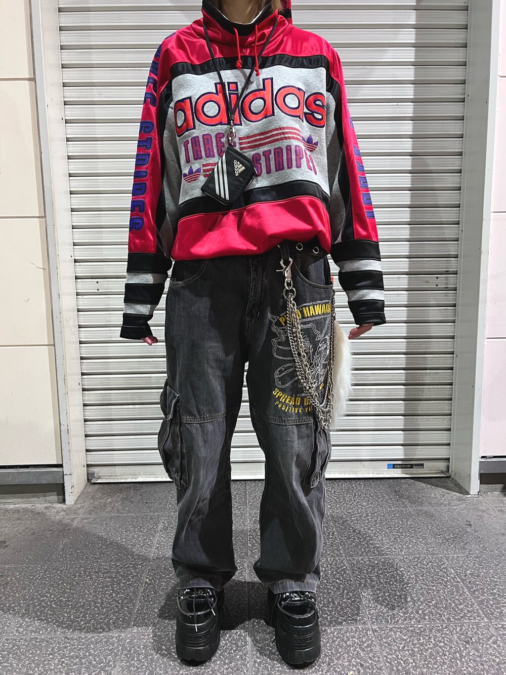 グレー系のスウェット、グレー系のデニムパンツ、レッド系のニットキャップ/ビーニーを着用したメンズの冬コーディネートの2枚目の写真