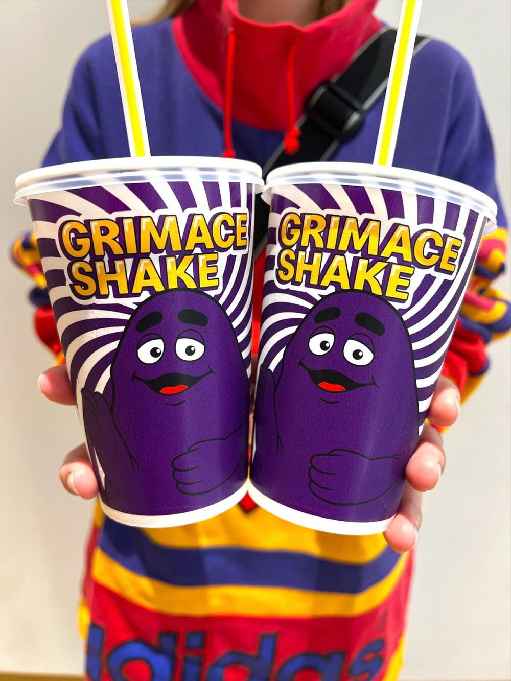 その他のスウェット、ブラック系のスニーカー、ブルー系のショルダーバッグを着用したメンズの春コーディネートの3枚目の写真