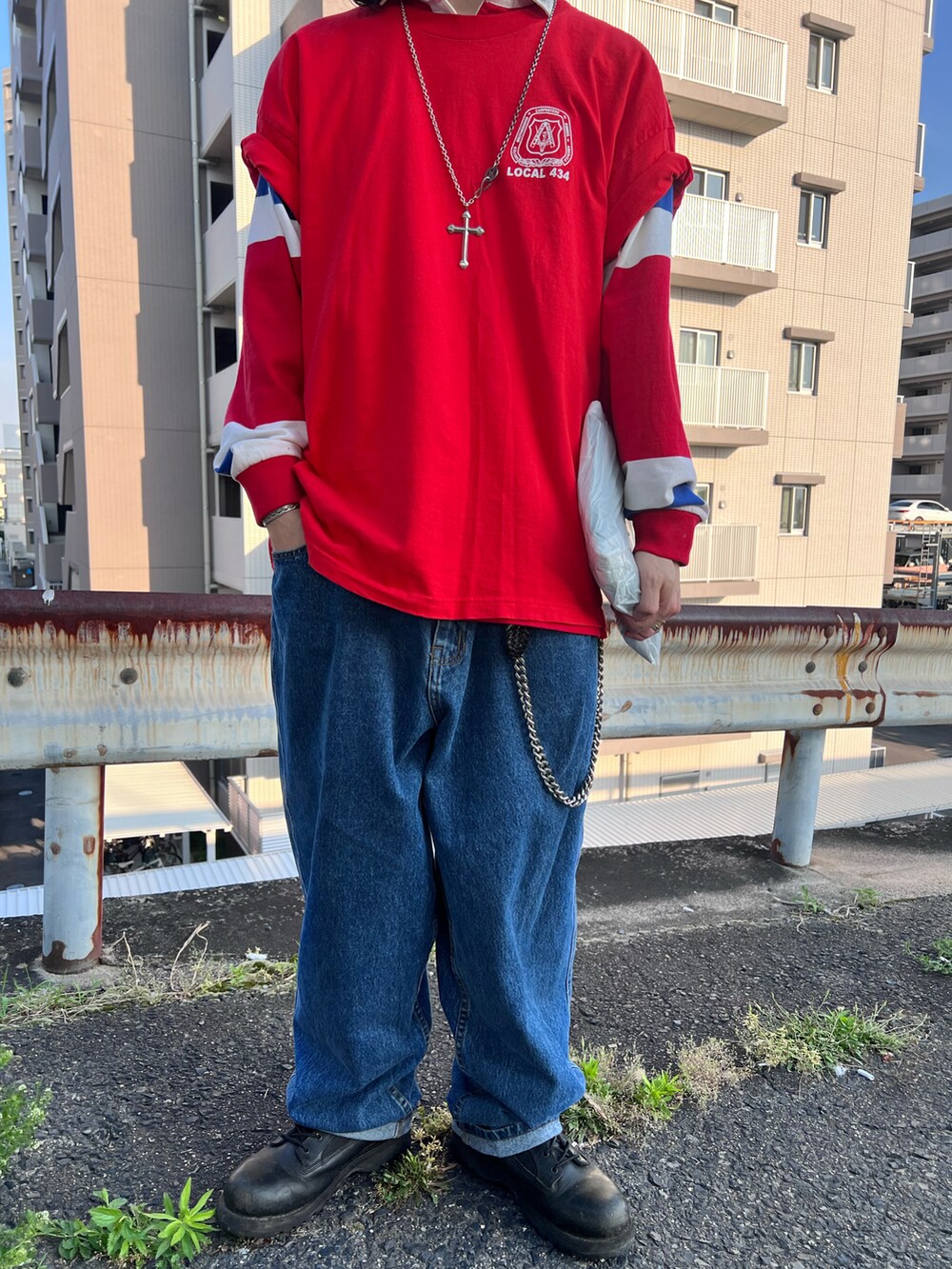 レッド系のTシャツ/カットソー、その他のポロシャツ、ブルー系のデニムパンツを着用したメンズの春コーディネートの2枚目の写真