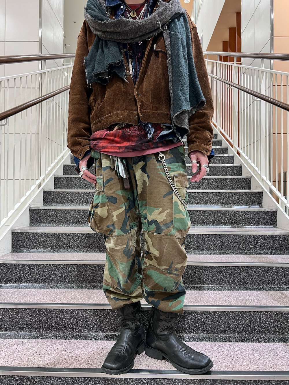 ブラウン系のジャケット/アウター、グリーン系のカーゴパンツ、ブラック系のブーツを着用したメンズの冬コーディネートの2枚目の写真