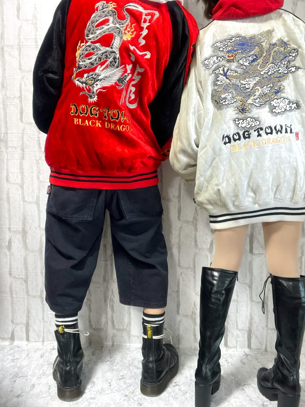 レッド系のスカジャン、ホワイト系のパーカー、レッド系のパーカーを着用したメンズの春コーディネートの3枚目の写真