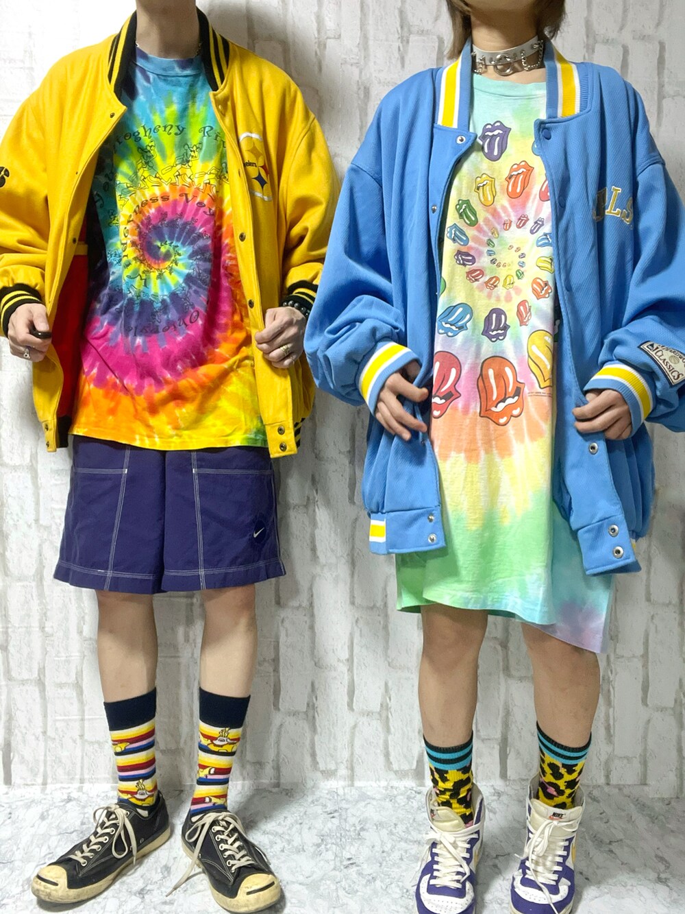 その他のTシャツ/カットソー、ブラック系のスニーカー、パープル系のスニーカーを着用したメンズの春コーディネートの2枚目の写真