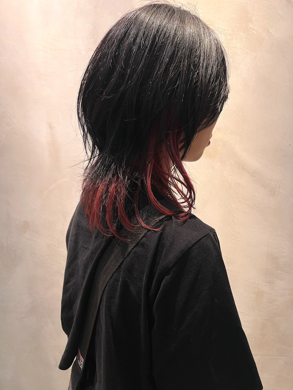 ブラック系のTシャツ/カットソー、ブラック系のトートバッグ、ブラック系のデニムパンツを着用したメンズの夏コーディネートの2枚目の写真