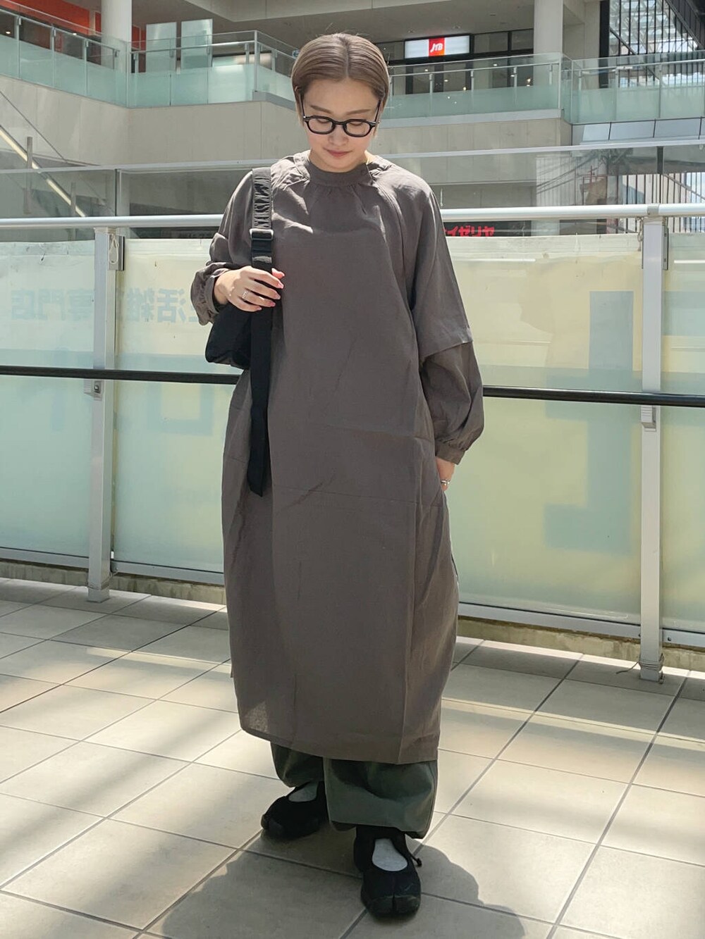 ブラック系のショルダーバッグ、グレー系のワンピース、グリーン系のその他パンツを着用したレディースの夏コーディネートの4枚目の写真