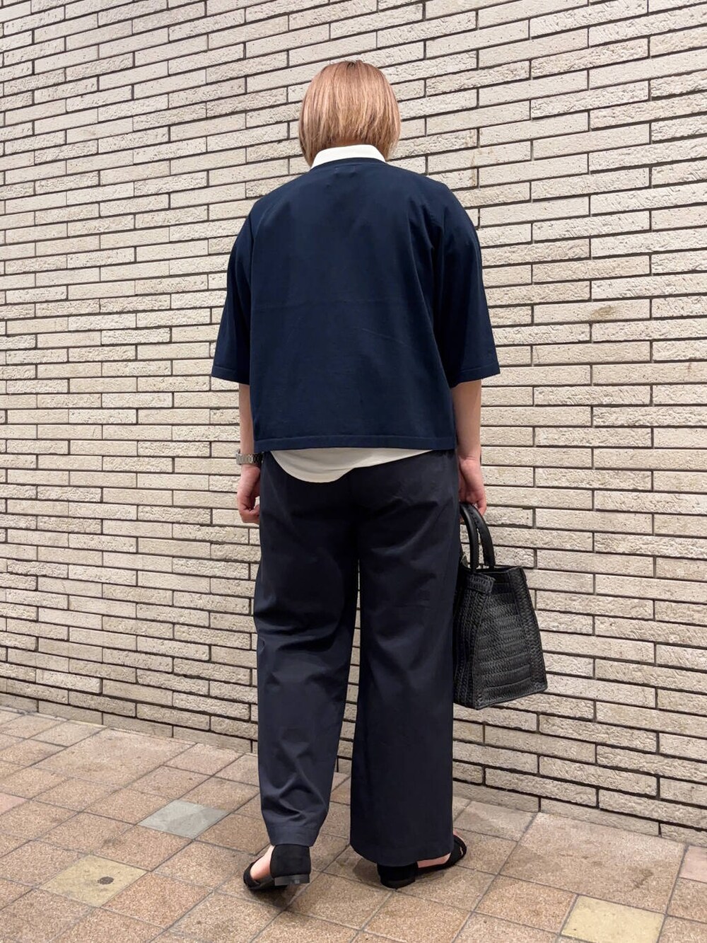 ブラック系のサンダル、ブルー系のその他パンツ、ホワイト系のタンクトップを着用したレディースの春コーディネートの4枚目の写真