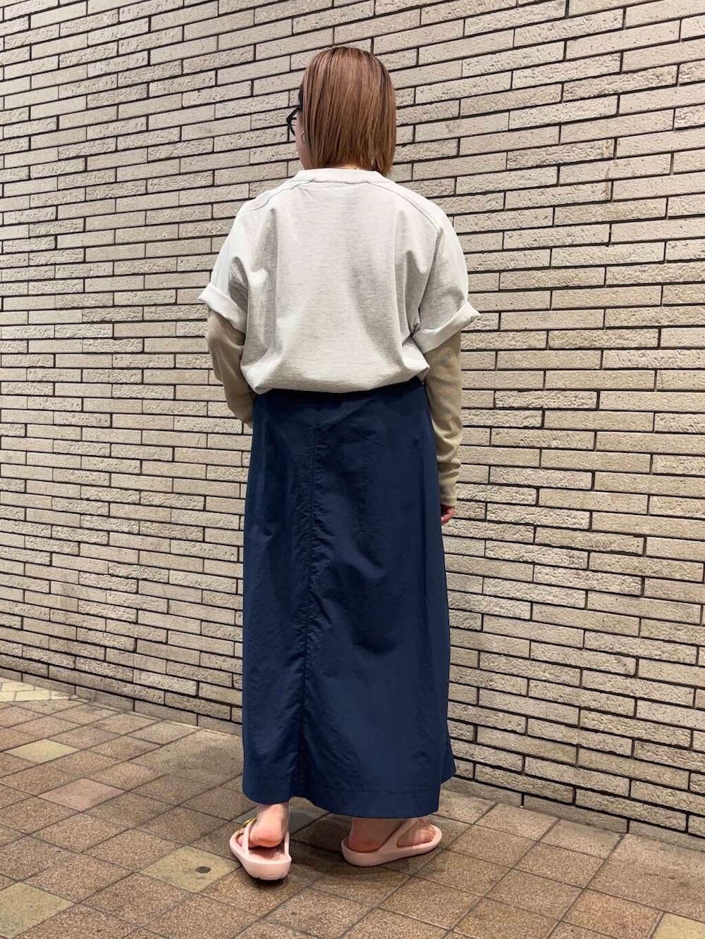 ブルー系のスカート、グリーン系のTシャツ/カットソー、グレー系のTシャツ/カットソーを着用したレディースの春コーディネートの3枚目の写真