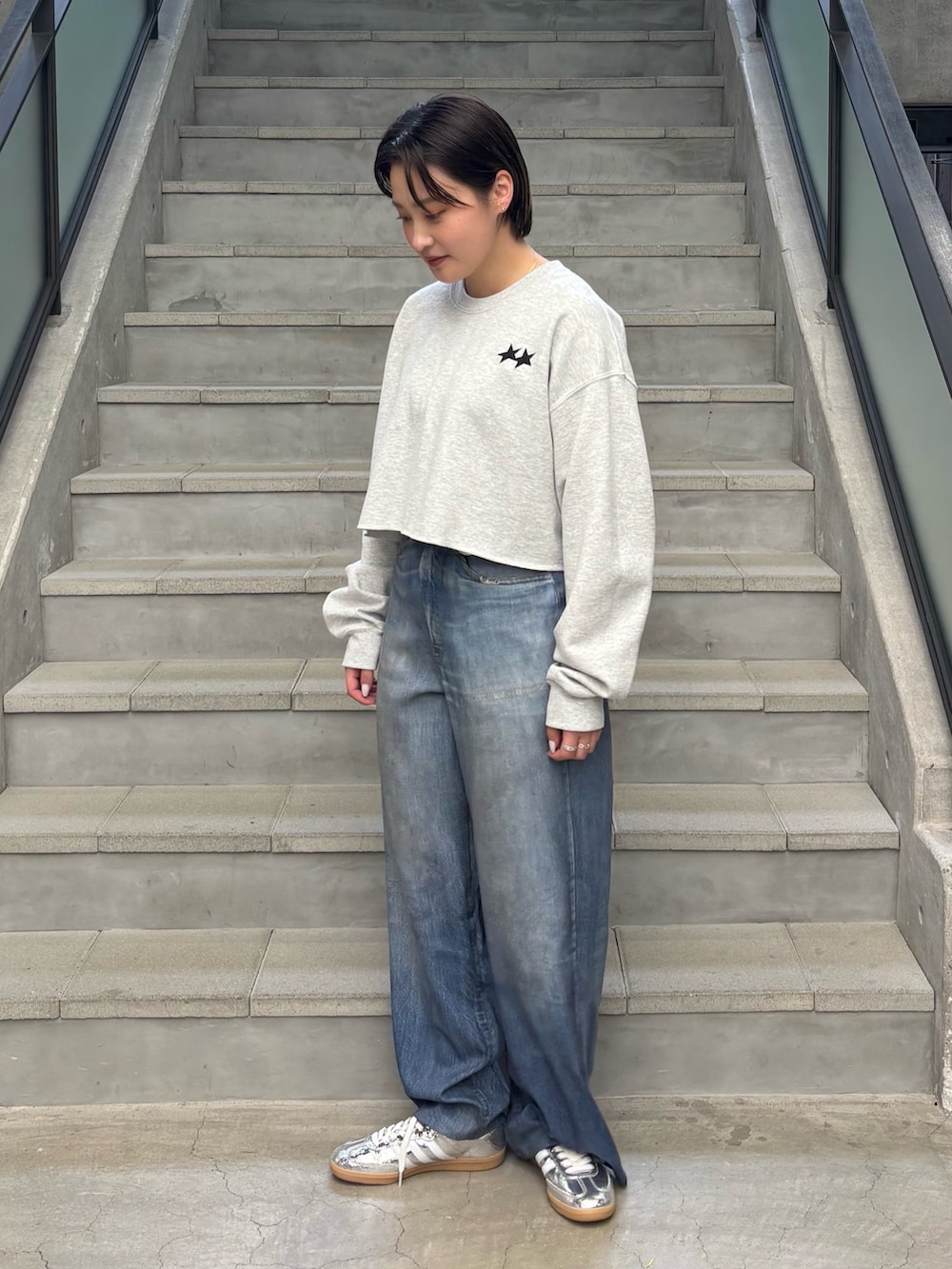 グレー系のスウェット、ブルー系のその他パンツを着用したレディースの春コーディネートの2枚目の写真