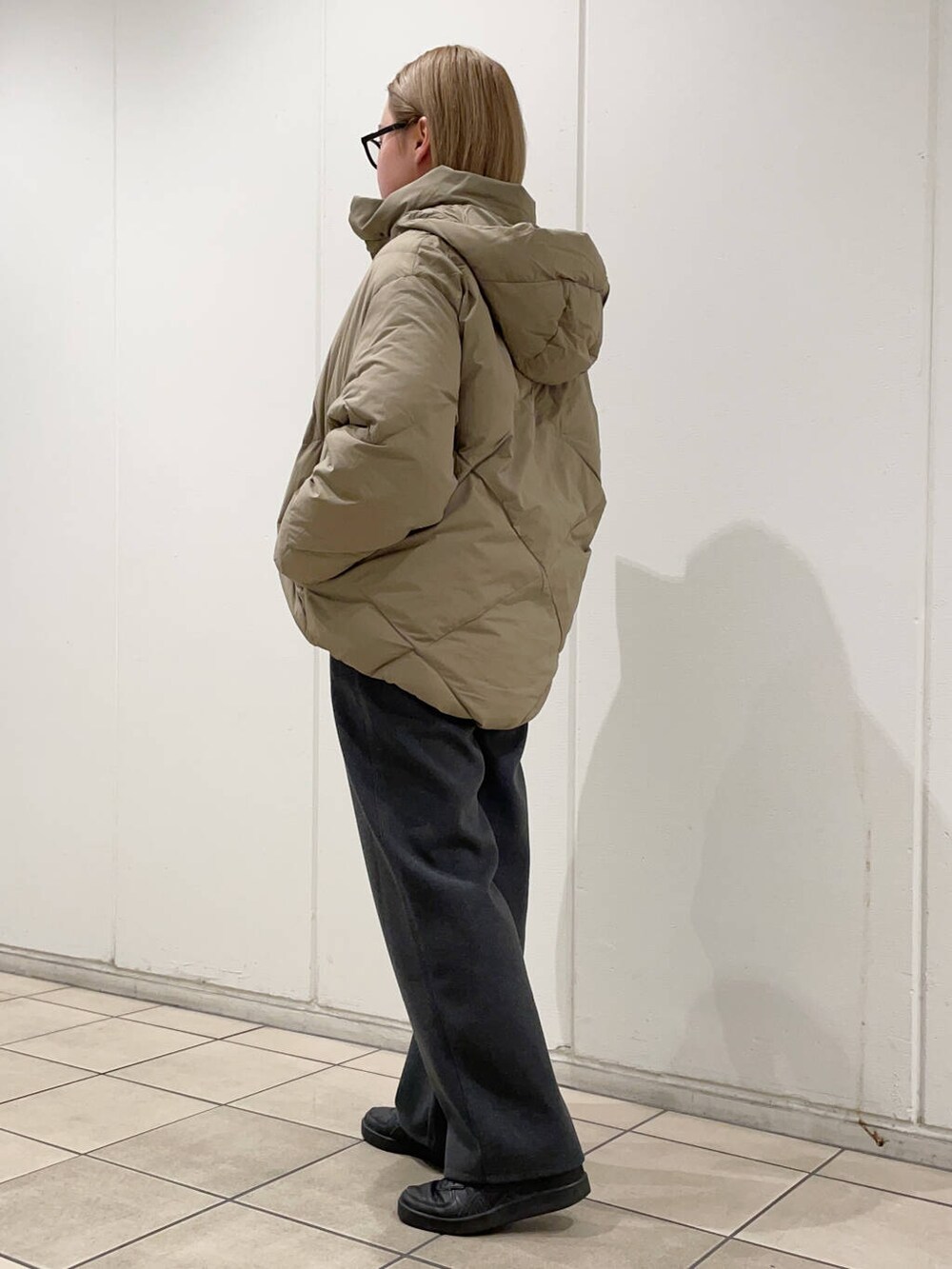 グリーン系のダウンジャケット/コート、グレー系のその他パンツ、ホワイト系のその他トップスを着用したレディースの秋コーディネートの4枚目の写真