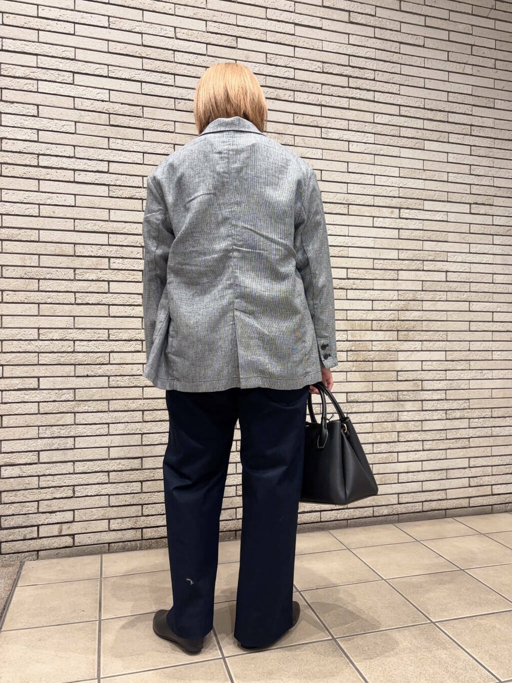 ブラック系のショルダーバッグ、ブラック系のパンプス、ブルー系のその他パンツを着用したレディースの春コーディネートの4枚目の写真