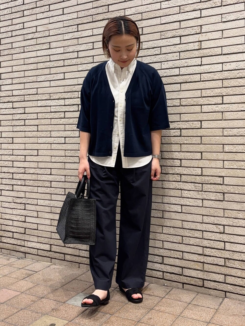 ブラック系のサンダル、ブルー系のその他パンツ、ホワイト系のタンクトップを着用したレディースの春コーディネートの2枚目の写真