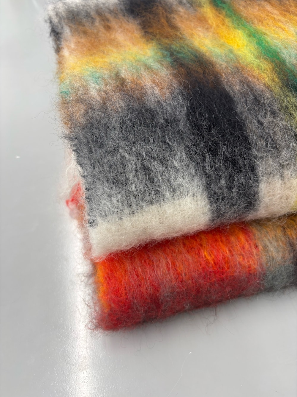 レッド系のマフラーを着用したレディースの冬コーディネートの2枚目の写真