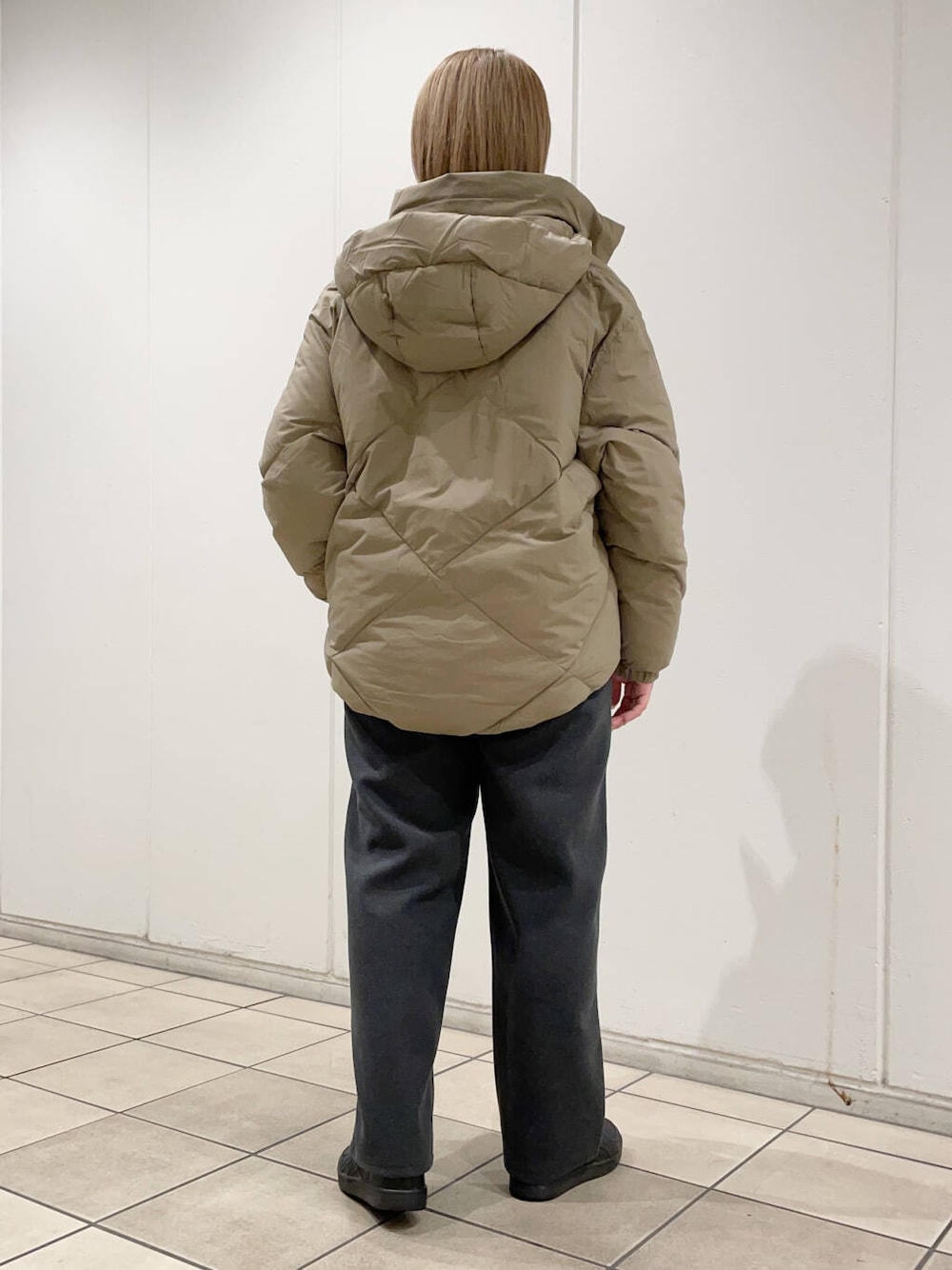 グリーン系のダウンジャケット/コート、グレー系のその他パンツ、ホワイト系のその他トップスを着用したレディースの秋コーディネートの5枚目の写真