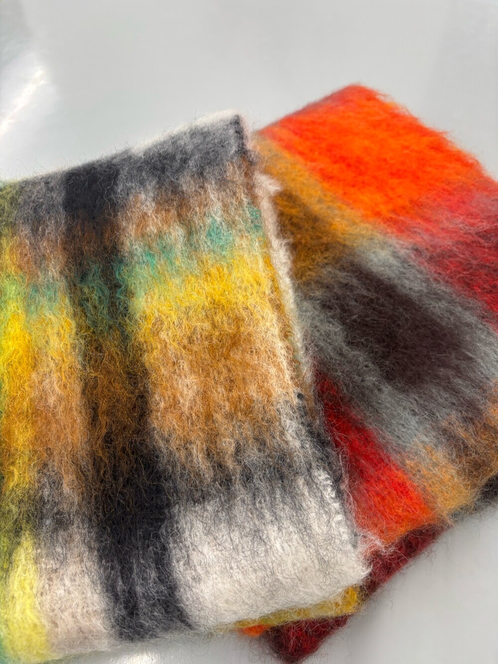 レッド系のマフラーを着用したレディースの冬コーディネートの3枚目の写真