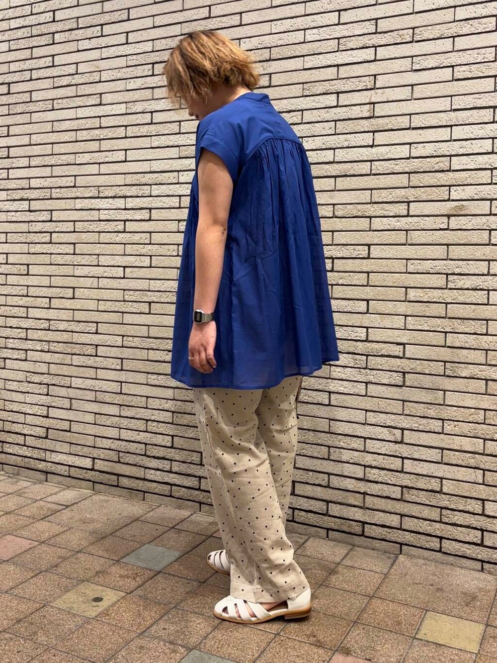 ベージュ系のその他パンツ、ホワイト系のサンダル、ブラック系のハンドバッグを着用したレディースの春コーディネートの3枚目の写真