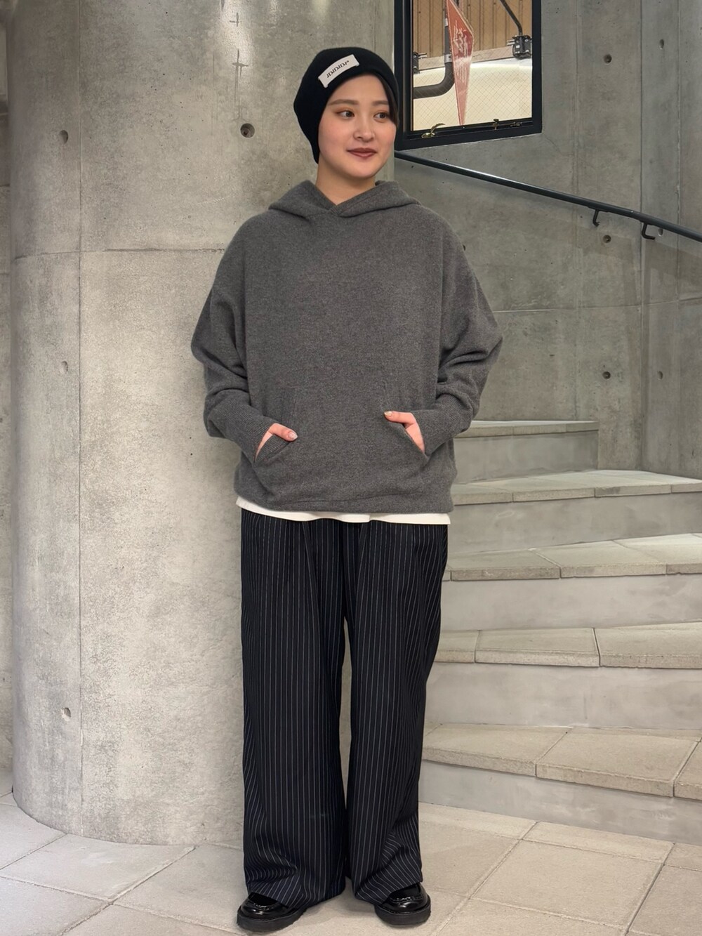 グレー系のニット/セーター、その他のその他パンツ、ブラック系のニットキャップ/ビーニーを着用したレディースの冬コーディネートの2枚目の写真