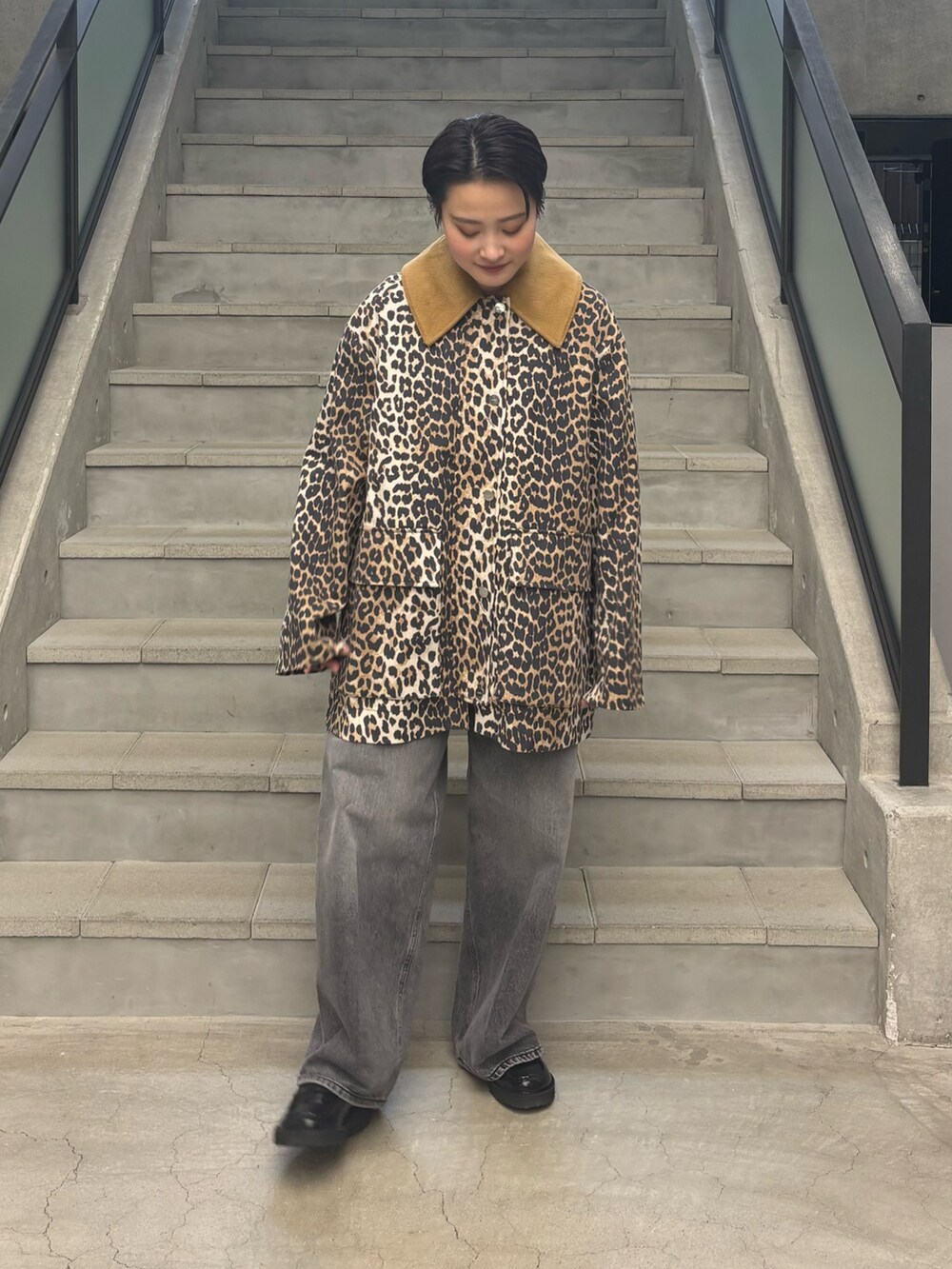 グレー系のデニムパンツ、その他のテーラードジャケットを着用したレディースの冬コーディネートの2枚目の写真