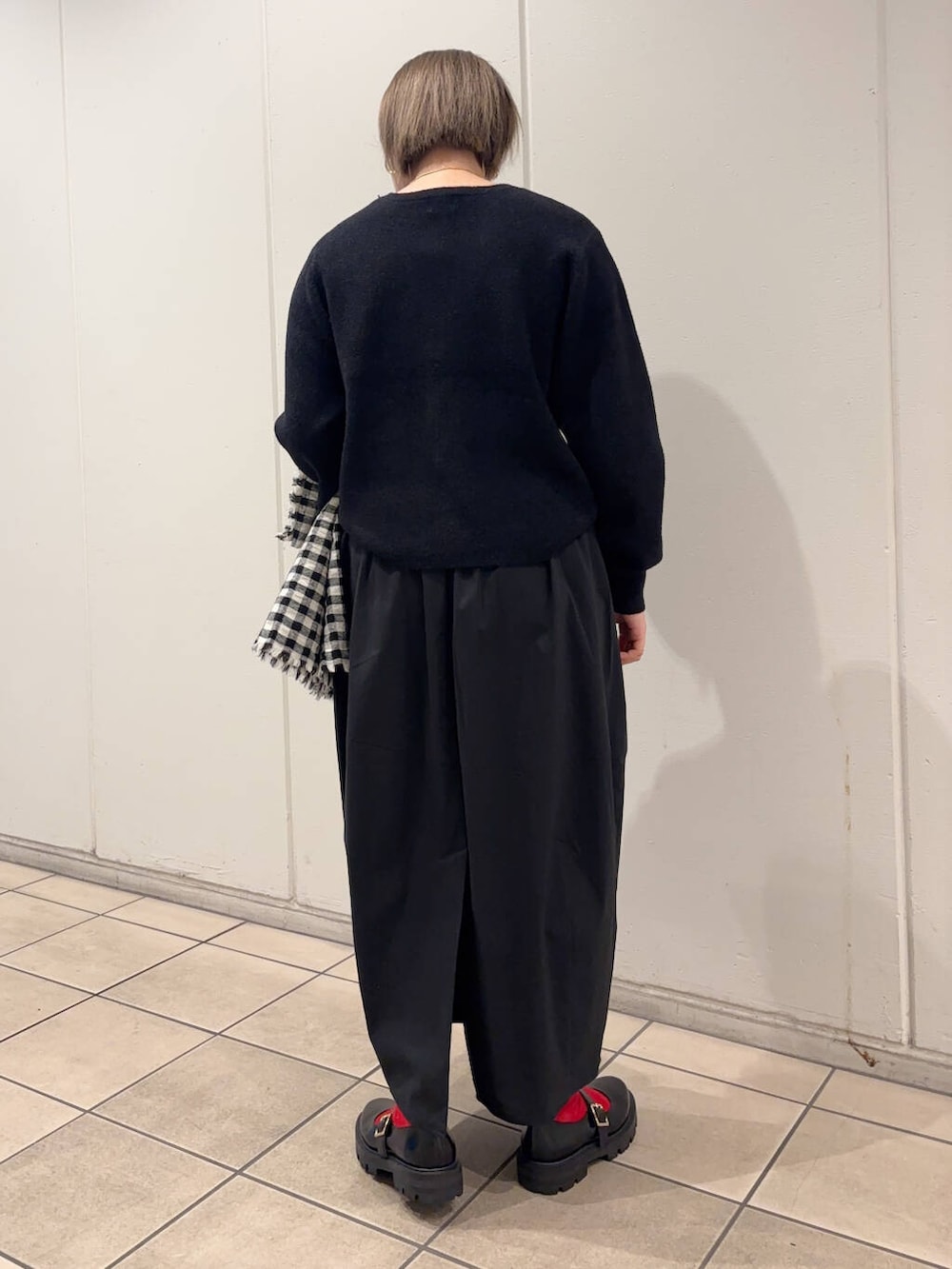 ブラック系のその他シューズ、ブラック系のニット/セーター、ブラック系のストール/ショールを着用したレディースの冬コーディネートの5枚目の写真