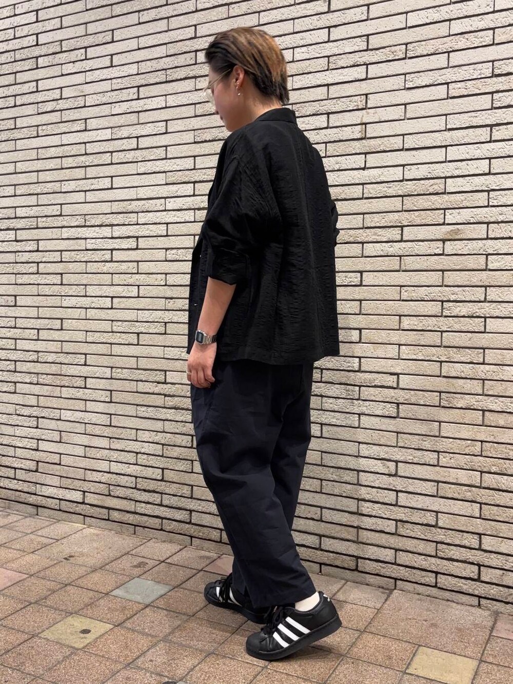 ブラック系のその他アウター、ブルー系のその他パンツ、ホワイト系のタンクトップを着用したレディースの夏コーディネートの3枚目の写真