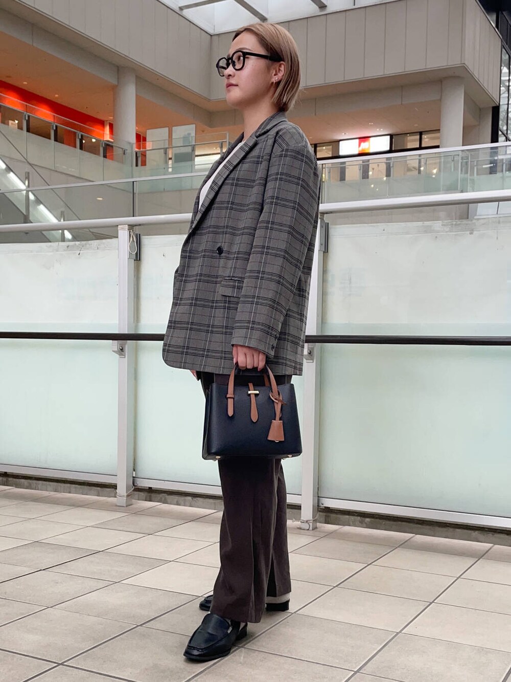 ブラック系のハンドバッグ、ブラック系のサンダル、ブラウン系のその他パンツを着用したレディースの夏コーディネートの2枚目の写真