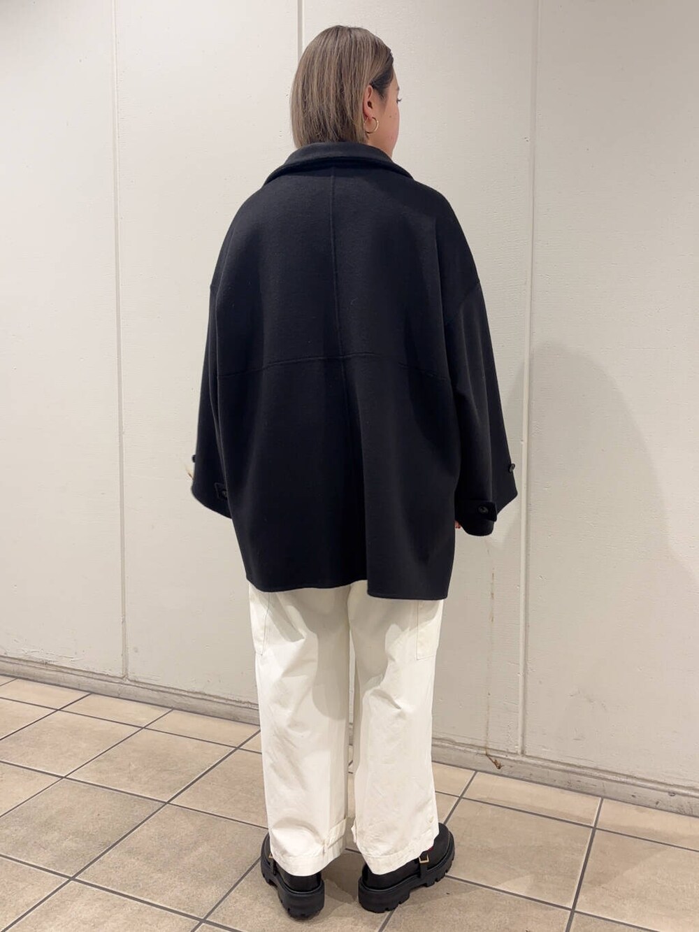 ブラック系のその他シューズ、ホワイト系のその他パンツ、ベージュ系のTシャツ/カットソーを着用したレディースの冬コーディネートの4枚目の写真