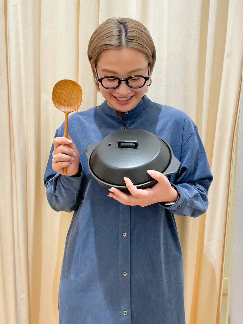 ブルー系のワンピース、その他のキッチンツール、ブラック系の鍋/フライパンを着用したレディースの秋コーディネートの2枚目の写真