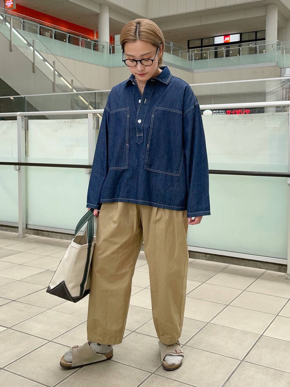 ホワイト系のトートバッグ、ベージュ系のその他パンツ、ブルー系のシャツ/ブラウスを着用したレディースの秋コーディネートの4枚目の写真