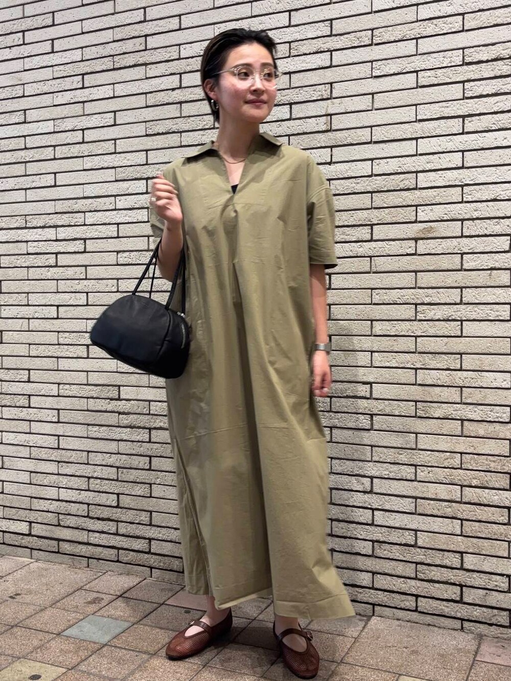 ブラウン系のバレエシューズ、ベージュ系のワンピースを着用したレディースの夏コーディネートの2枚目の写真