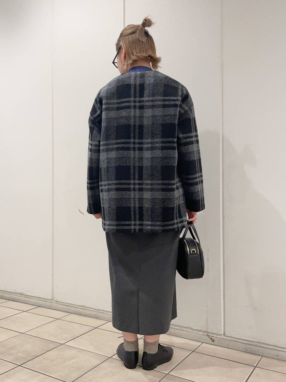 ブラック系のその他シューズ、ブラック系のショルダーバッグ、グレー系のワンピースを着用したレディースの秋コーディネートの4枚目の写真