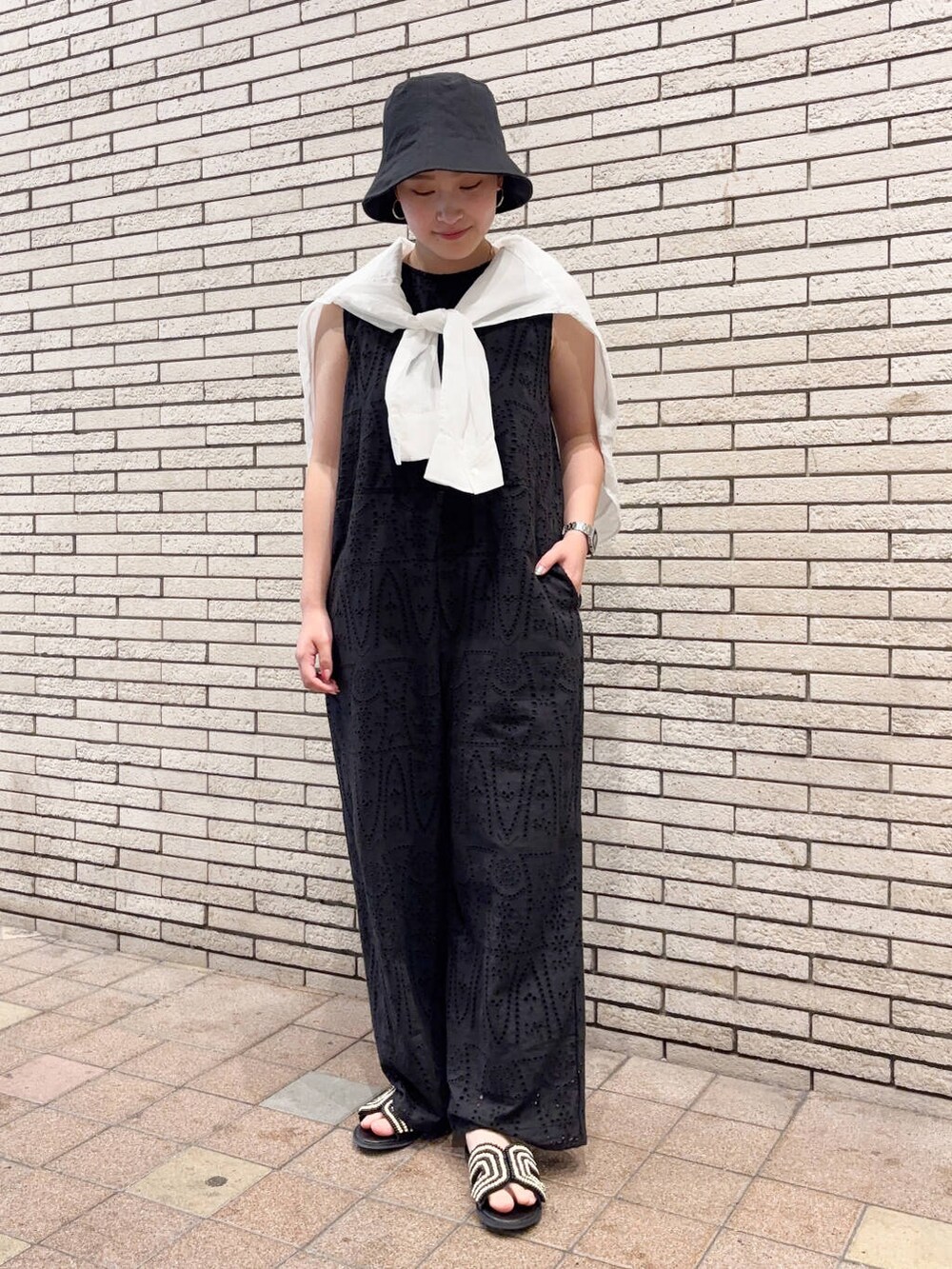 ブラック系のタンクトップ、ブラック系のサロペット/オーバーオール、ホワイト系のシャツ/ブラウスを着用したレディースの夏コーディネートの2枚目の写真