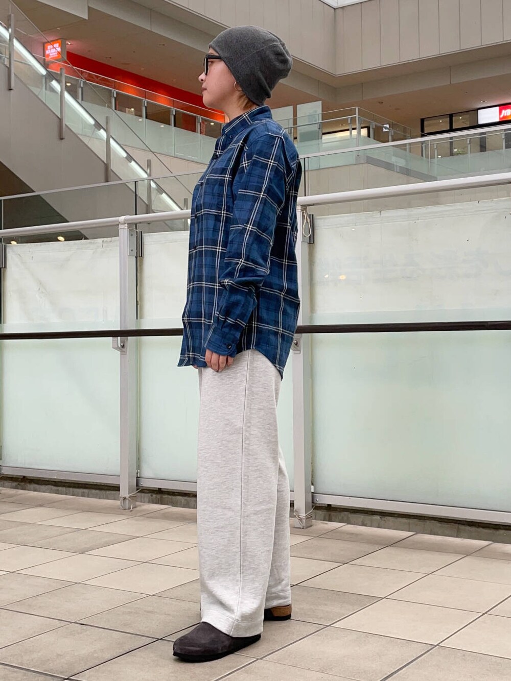 グレー系のサンダル、グレー系のその他パンツ、その他のシャツ/ブラウスを着用したレディースの秋コーディネートの3枚目の写真