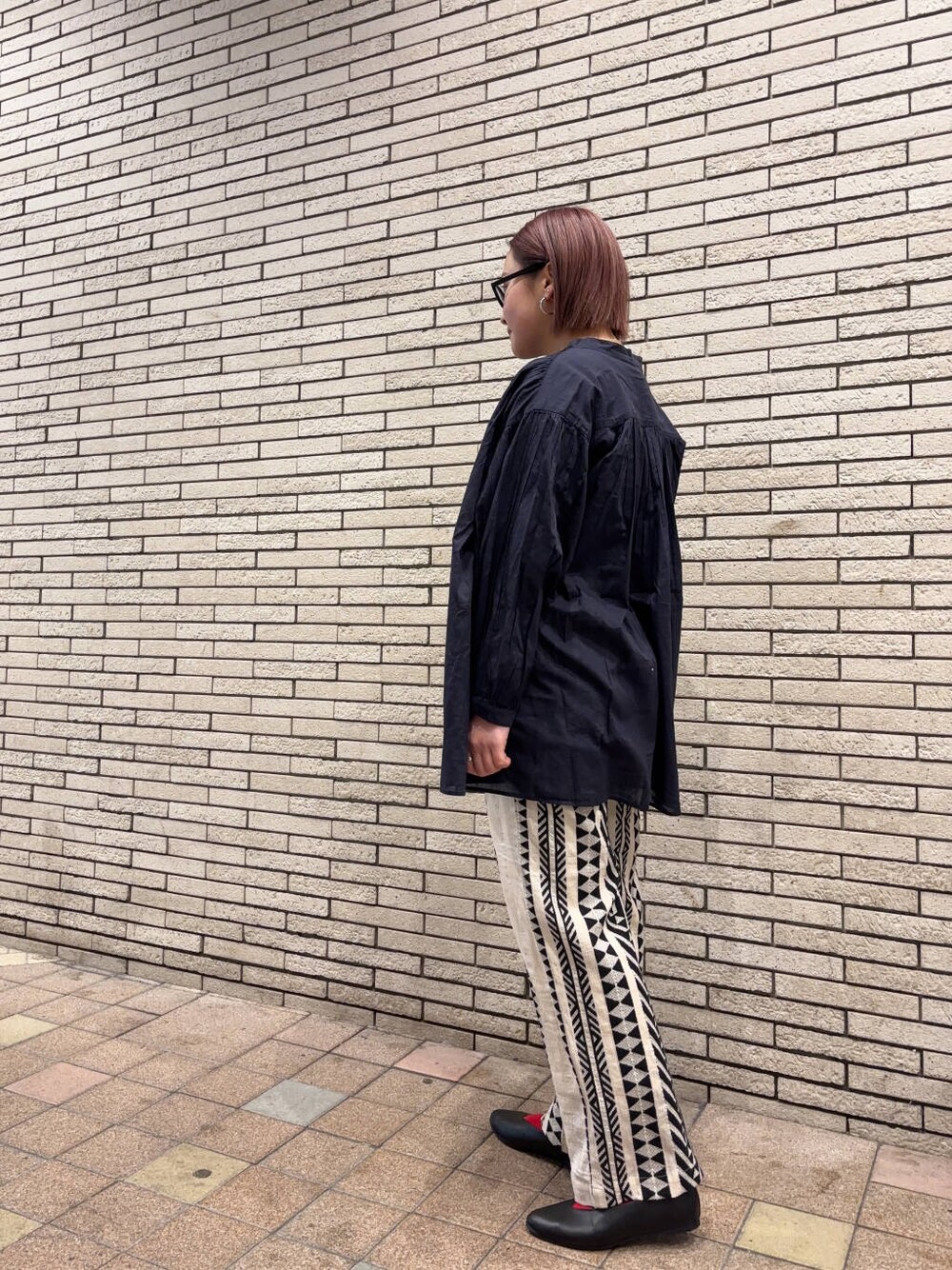 ブラック系のパンプス、ベージュ系のその他パンツ、ブルー系のシャツ/ブラウスを着用したレディースの春コーディネートの4枚目の写真