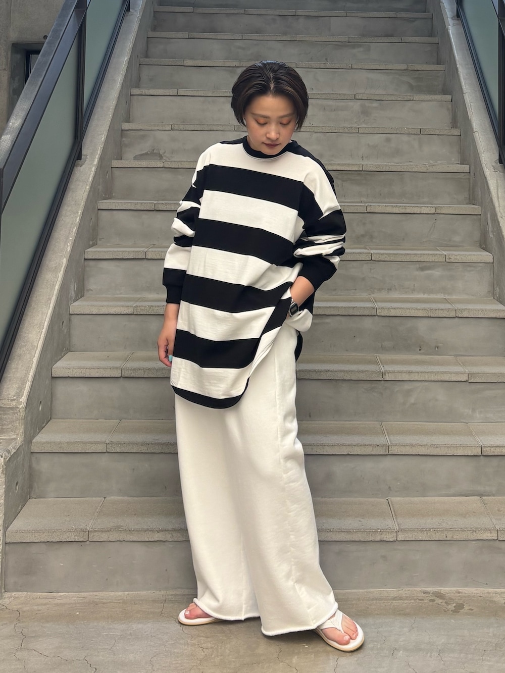 ブラック系のTシャツ/カットソー、ホワイト系のスウェットパンツを着用したレディースの夏コーディネートの2枚目の写真