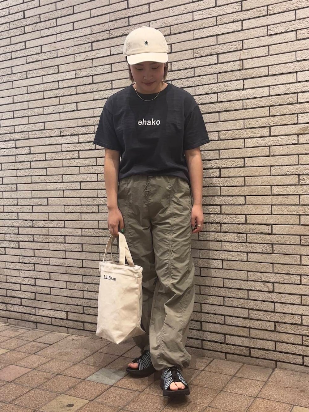 パープル系のサンダル、ベージュ系のその他パンツ、グレー系のTシャツ/カットソーを着用したレディースの春コーディネートの2枚目の写真