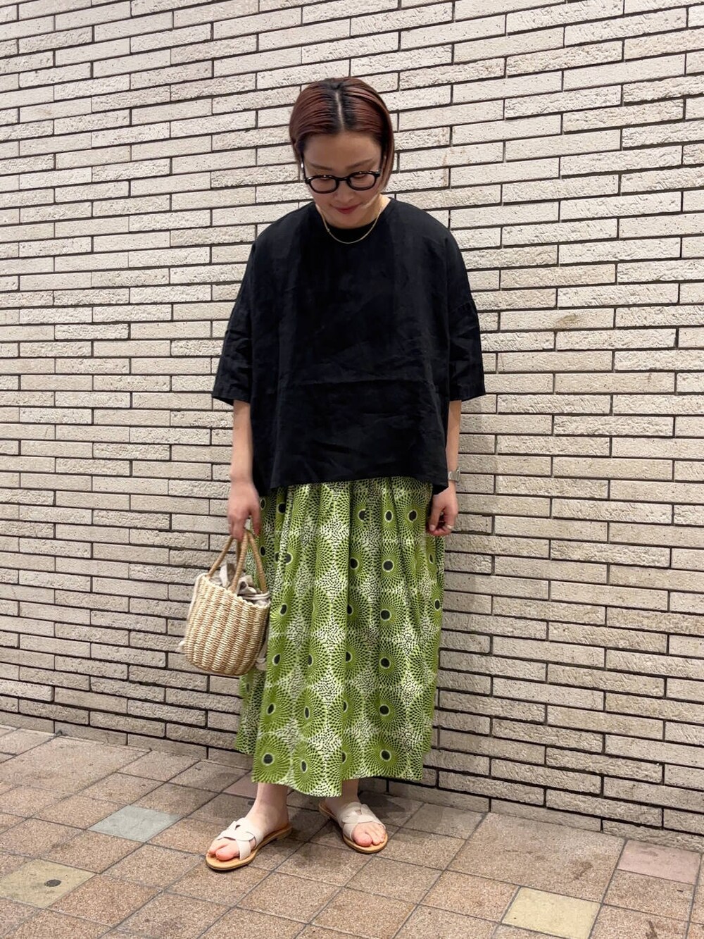 ホワイト系のサンダル、ブラック系のシャツ/ブラウスを着用したレディースの春コーディネートの2枚目の写真