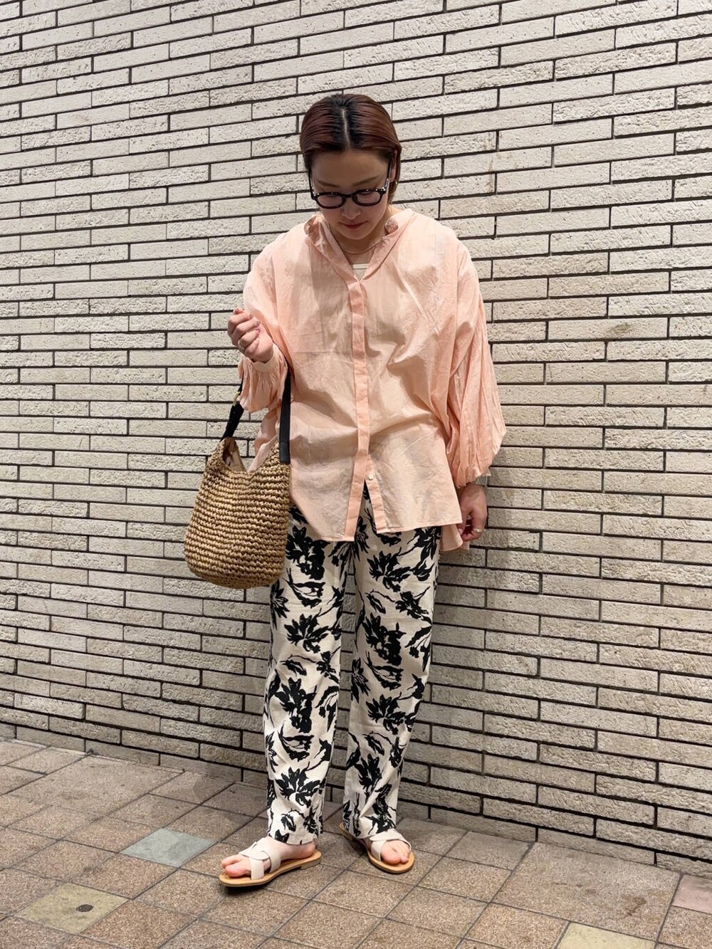 ホワイト系のサンダル、イエロー系のトートバッグ、ベージュ系のその他パンツを着用したレディースの春コーディネートの3枚目の写真