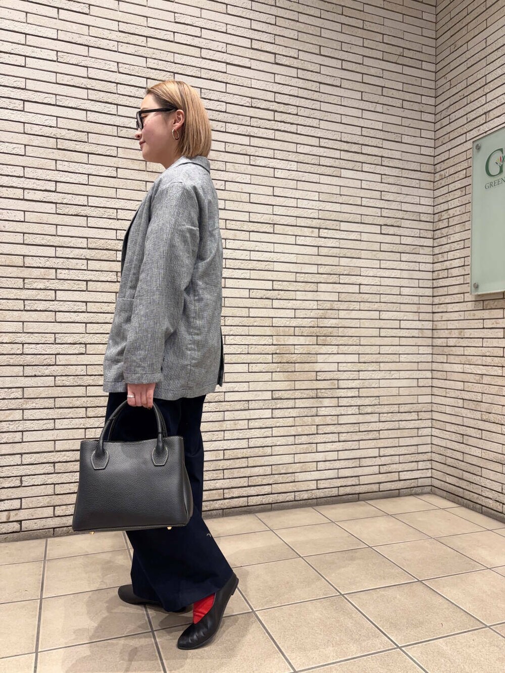 ブラック系のショルダーバッグ、ブラック系のパンプス、ブルー系のその他パンツを着用したレディースの春コーディネートの3枚目の写真