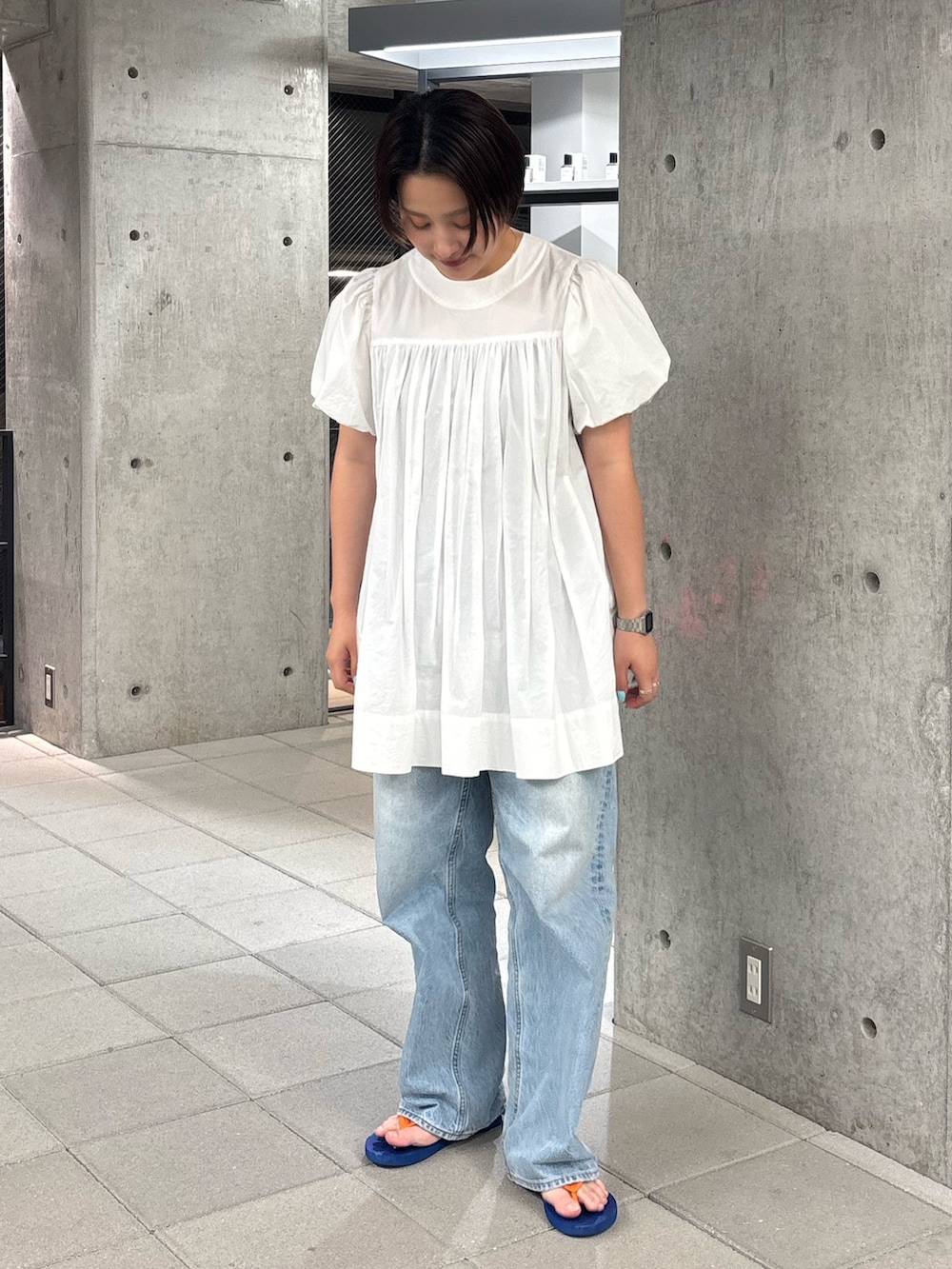 ホワイト系のワンピースを着用したレディースの夏コーディネートの3枚目の写真