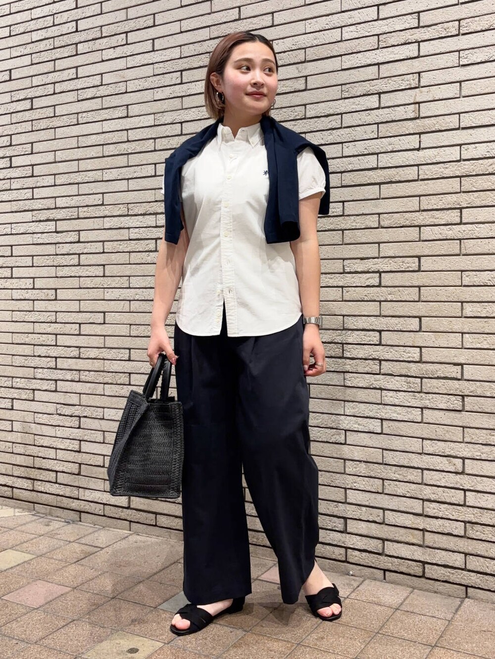 ブラック系のサンダル、ブルー系のその他パンツ、ホワイト系のタンクトップを着用したレディースの春コーディネートの5枚目の写真