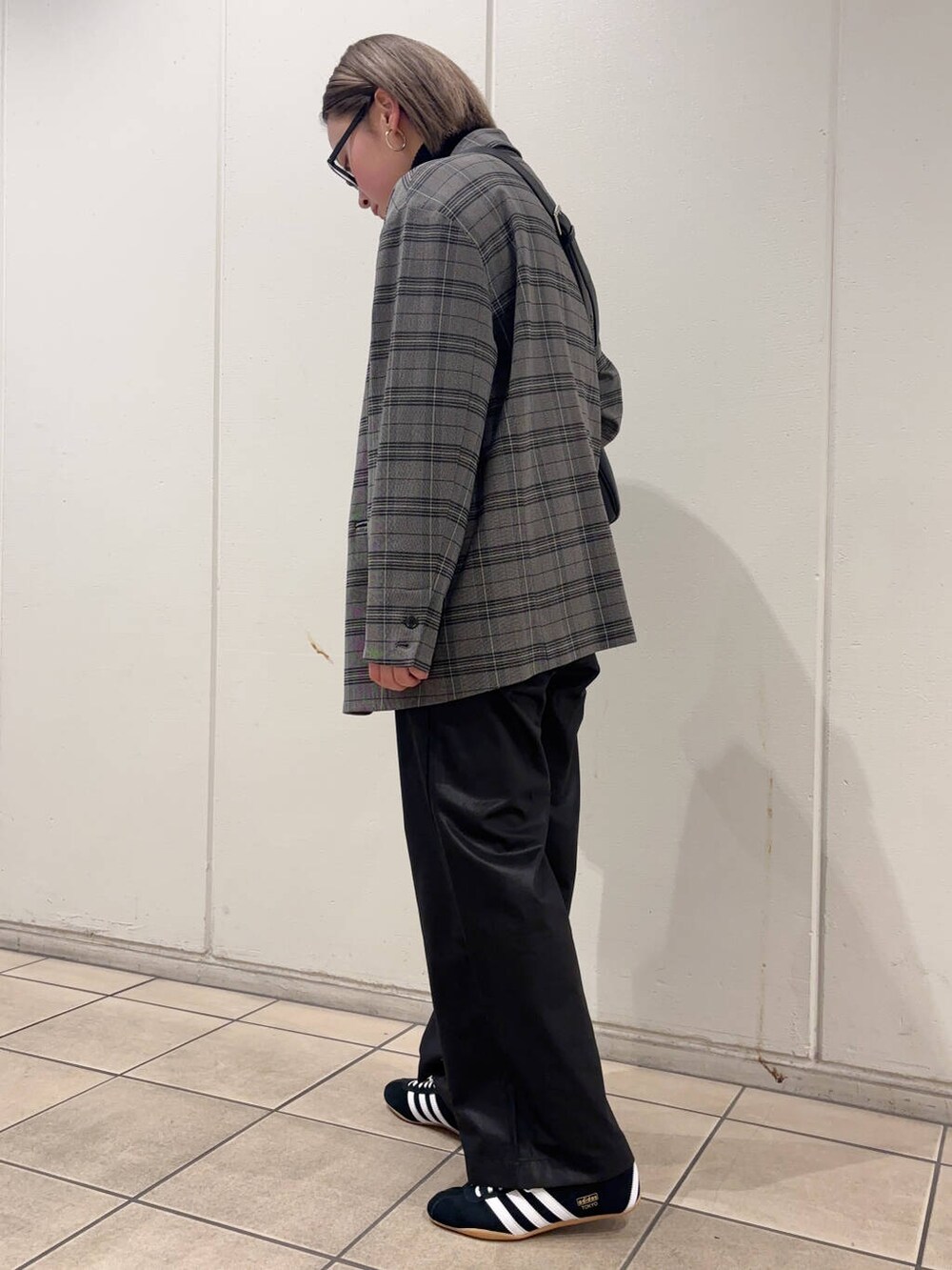 その他のその他アウター、ブラック系のその他パンツ、ブラック系のニット/セーターを着用したレディースの冬コーディネートの3枚目の写真