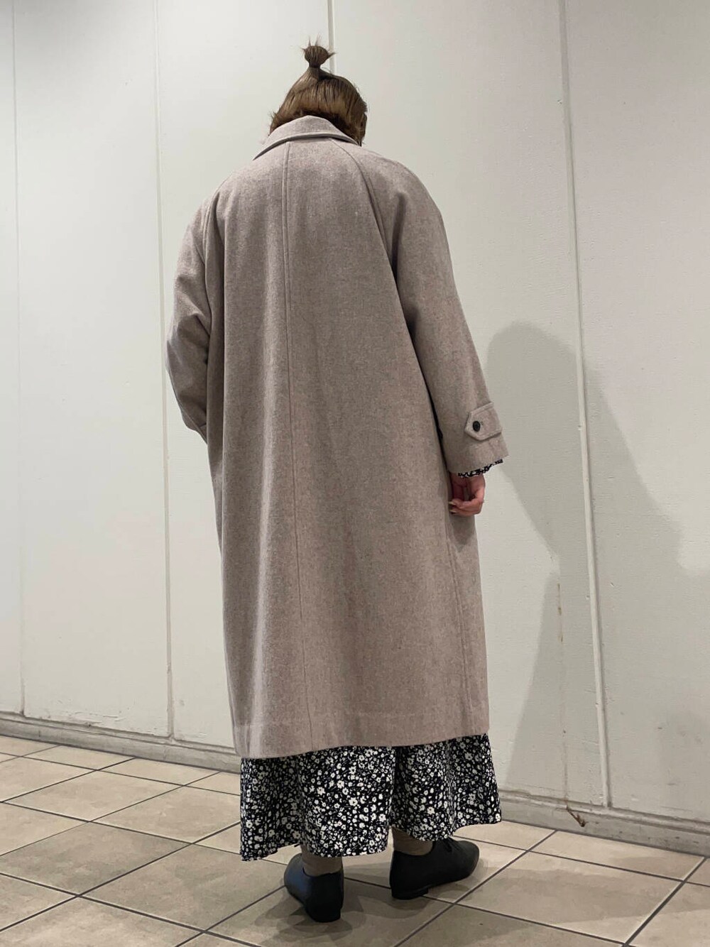 グレー系のその他アウター、ブラック系のその他シューズ、ブラック系のワンピースを着用したレディースの秋コーディネートの4枚目の写真