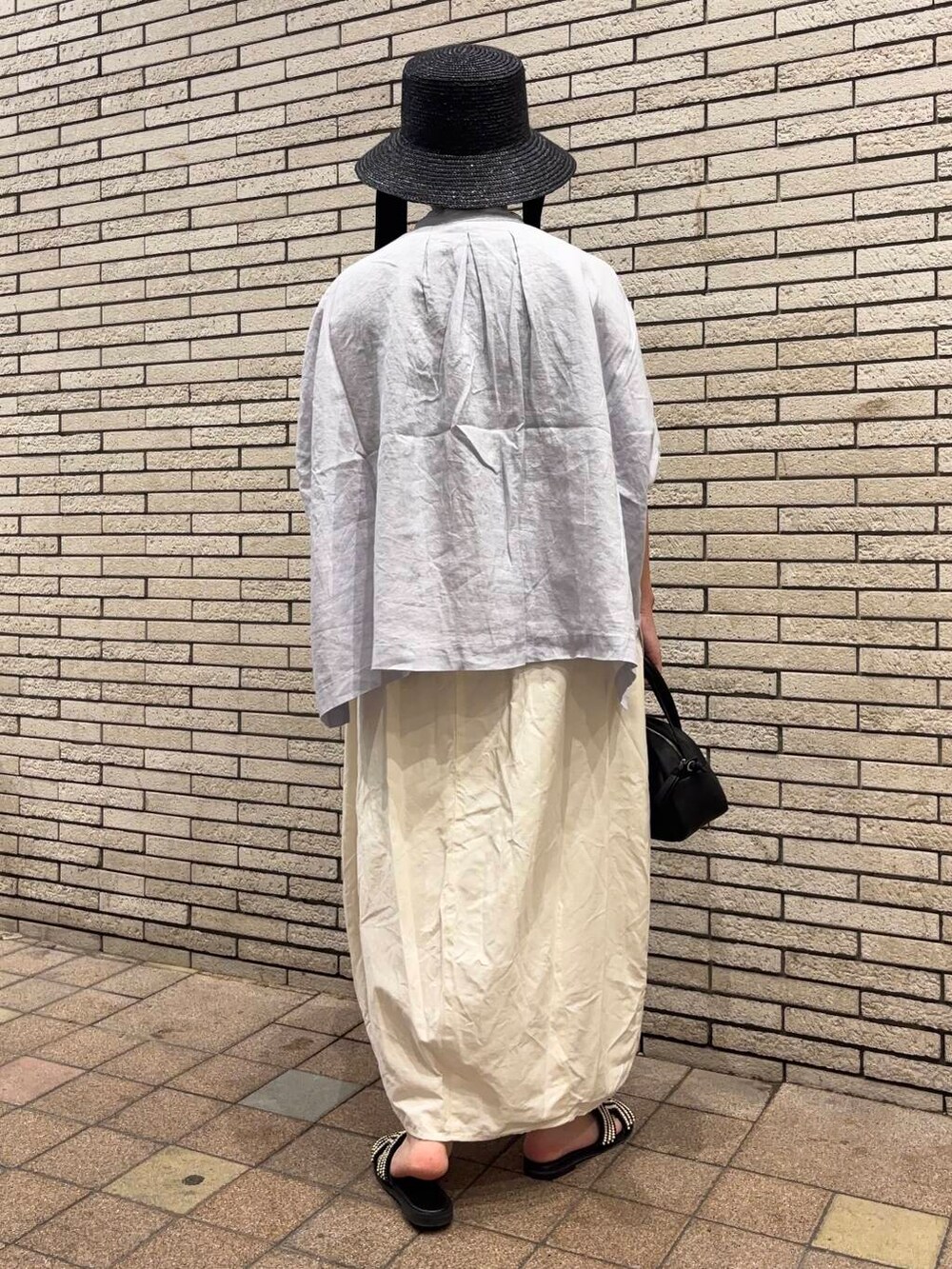 ブラック系のサンダル、パープル系のシャツ/ブラウス、ホワイト系のスカートを着用したレディースの夏コーディネートの4枚目の写真