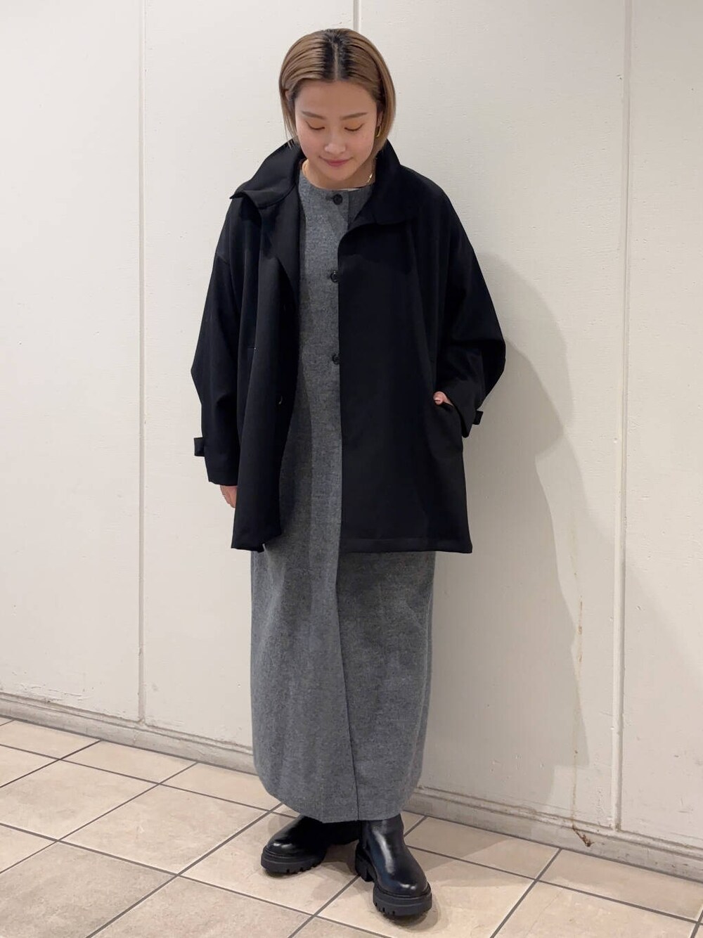 ブラック系のブーツ、ブラック系のTシャツ/カットソー、ブラック系のその他アウターを着用したレディースの冬コーディネートの2枚目の写真