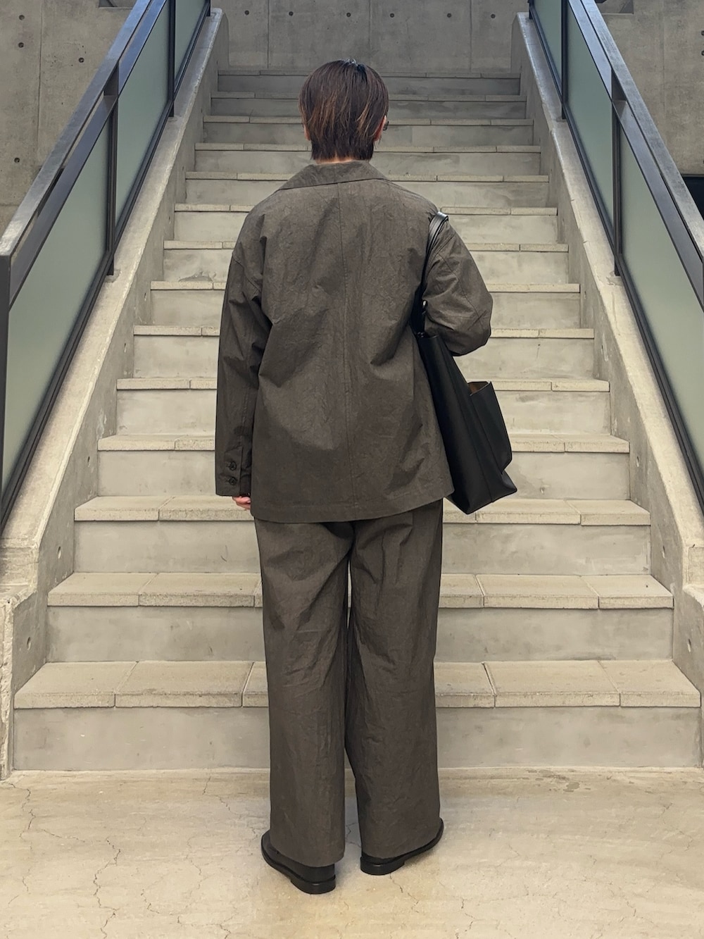 ブラック系のトートバッグ、ブラック系のローファーを着用したレディースの冬コーディネートの3枚目の写真