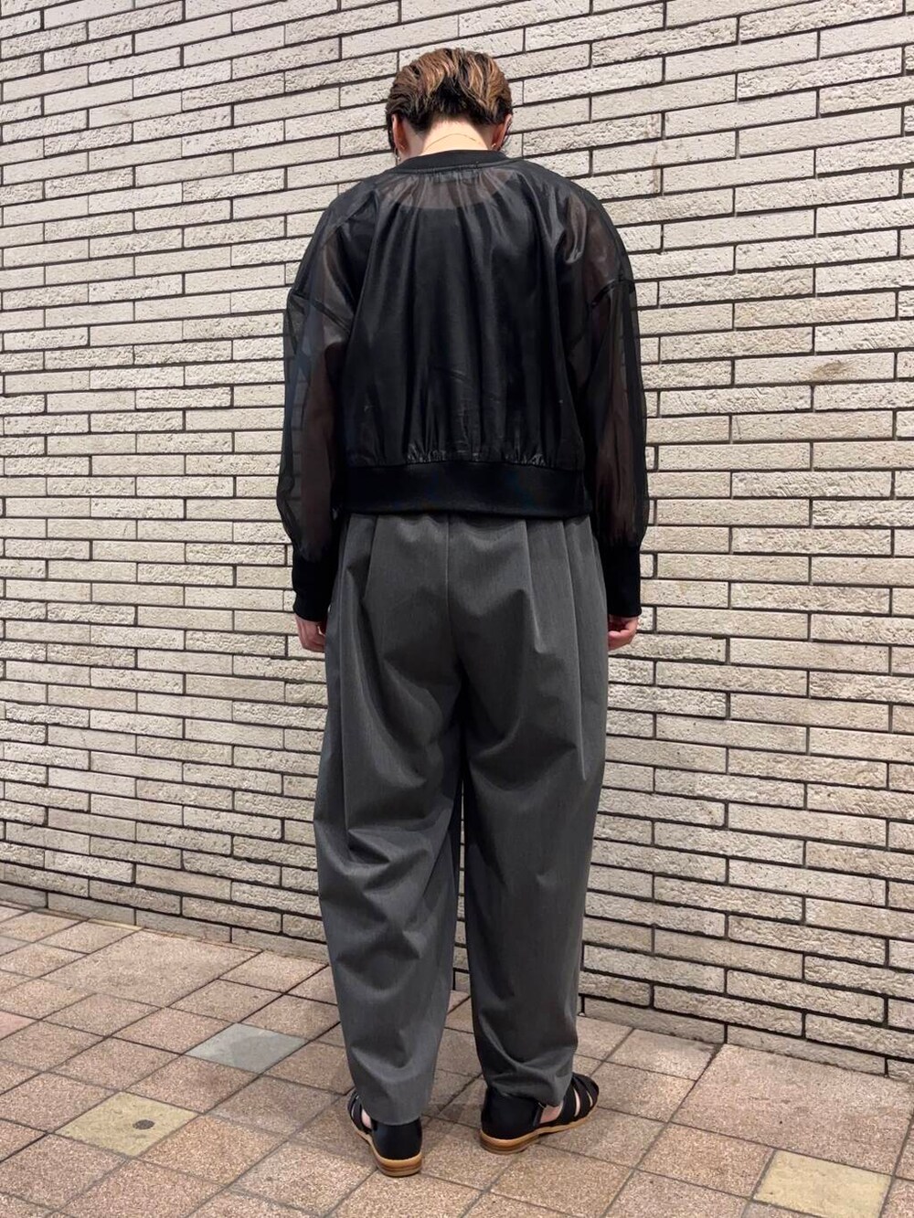 ブラック系のサンダル、ブラック系のタンクトップ、ブラック系のブルゾンを着用したレディースの夏コーディネートの3枚目の写真