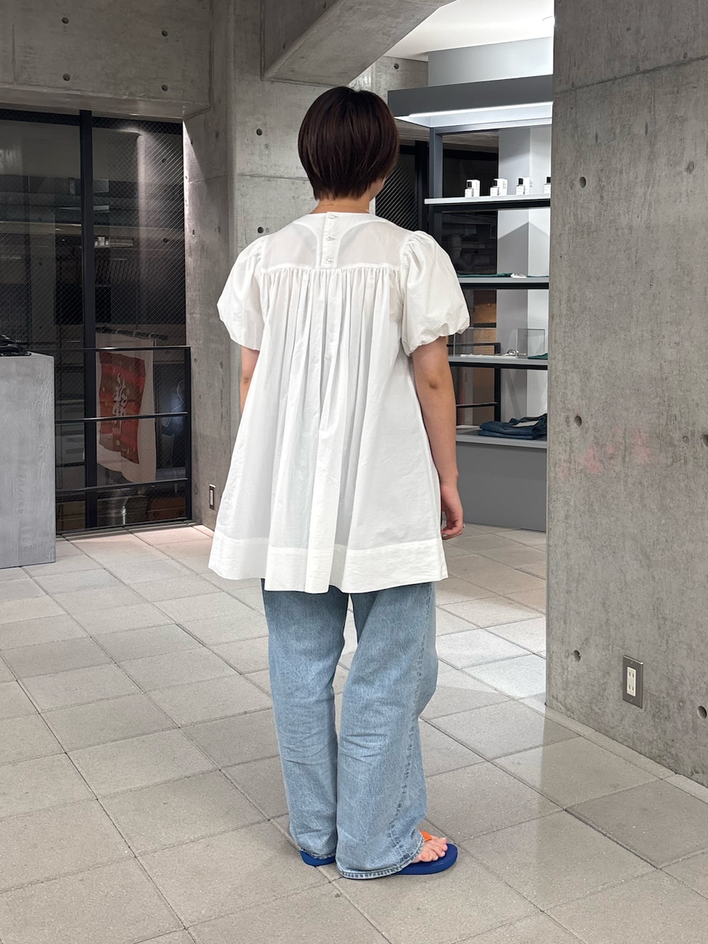 ホワイト系のワンピースを着用したレディースの夏コーディネートの2枚目の写真